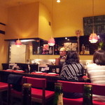 アヒル - 赤い椅子がかわいい女子好みの店内です。