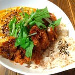 Bonga's Curry&Dining - ■特大チキンカツカレー(ディナー限定)
                        　[トッピング]・燻製チョリソー
                        　　　　　　  ・炙りチーズ