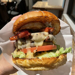 THE BURGER STAND FELLOWS - 『Hickory Burger ¥2000』  『カールスバーグ¥600』