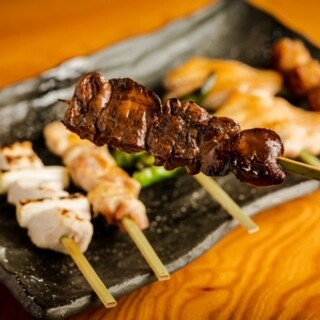 Charcoal-grilled Yakitori (grilled chicken skewers) and large fried chicken are recommended dishes.