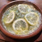 Blanco - 真牡蠣とレモンのアヒージョ