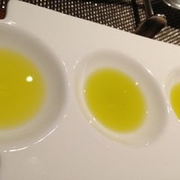 オッジ ダルマット 西麻布店 - 3種類のオリーブオイル。パン用。