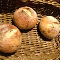 オッジ ダルマット 西麻布店 - 胡麻のパン。