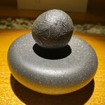 隼 - 漆黒～北海道産馬糞ウニ、海老、鶏モモ肉、秋田いぶりがっこを竹炭を練り込んだもち米で包んだひと品