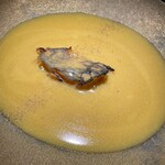 隼 - 濃いめ～ハンマーシャークのフカヒレを焼き上げたフカヒレステーキ　鶏から採った濃厚なコラーゲンスープ　人参ペースト　フォアグラ　黒酢　最後にもち米を投入