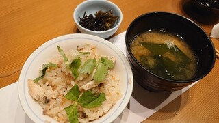 大形屋 - 炊き込みご飯と味噌汁