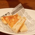 原価ビストロチーズプラス - 突出しのフォカッチャはお代わり自由