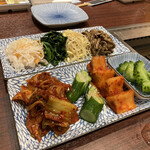 宮古牛焼肉 玉城 - キムチ盛合せとナムル盛合せ（写真は2人分です）