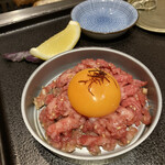 宮古牛焼肉 玉城 - これを鉄板で軽く焼いて、、