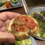 宮古牛焼肉 玉城 - バゲットに乗せる！
      左手がグー！