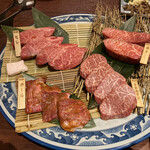 宮古牛焼肉 玉城 - 宮古牛赤身三種盛りとホルモン