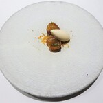 レーヌ デ プレ - 真弓さんの葡萄：ジャスミン茶でマリネしたピオーネ、ジャスミン茶のアイスクリーム、ミント、クッキー