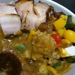 燻製カレー  くんかれ - 深みのある上品なカレーにたっぷりの燻製野菜！