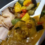 圧倒的な燻製カレーの香り！