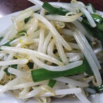 鶴亀 - ニラもやし炒め 300円(税込)(2021年11月19日撮影)