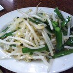 鶴亀 - ニラもやし炒め 300円(税込)(2021年11月19日撮影)