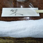 鶴亀 - 布おしぼりとお箸(2021年11月19日撮影)