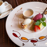 アンジェロ - デザート盛合せとコーヒー。