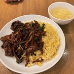 万豚記 - 牛肉のせ炒飯