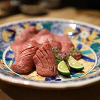 焼肉㐂舌 南船場 - 二週間熟成のタン。タンもとは厚切り、上塩はすだちで