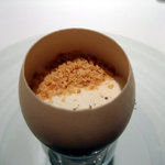 oeuf（半熟たまごにフランス産のペッシュのコンフィのピューレ、エピス風味のクリーム、アーモンドのロースト）