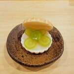 勢麟 - 日本蜜蜂の蜜で練った白餡にシャインマスカット