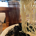 中華蕎麦 春馬 - 小麦香る中太麺をリフト⤴️