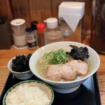 中華蕎麦 春馬 - ご飯半分って頼んだのに普通盛り〜