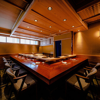 吹き漆で仕上げたこだわりのメインカウンター