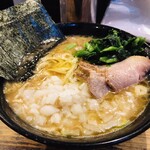 家系ラーメン クックら - ラーメンに刻み玉ねぎトッピング