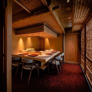 2名様から4名様でゆったりお座りいただける、白木のプライベートカウンター