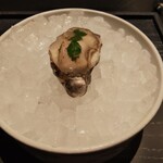 naoto.K - 牡蠣のタルタルに低温で火入れした牡蠣。牡蠣の殻の中にあった海水のジュレ。