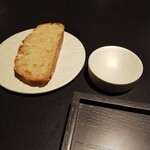 naoto.K - パンは高加水パン。最近流行りのヤツね。パンのお代わりが無いのはマイナス。メインのソースをパンで回収したいのに(>_<)