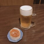 290円酒場 精肉屋 - お通し/プレモルグラス