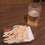 290円酒場 精肉屋 - ポテトフライ/プレモルグラス