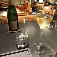 naoto.K - まずはシャンパン。エチケットが店の外壁なのが素敵。しかもアミューズがキャヴィアで シャンパン頼んだ私、大勝利(^_^)