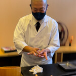 鮨駒 - 毎回思うのですが、親方の手返しの速さは恐らく日本一かと！高速が過ぎて目が回る程に美しくも速い！