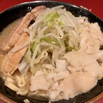 ラーメン二郎 - ラーメン（８００円）少なめ、味薄め、にんにく少し、アブラ