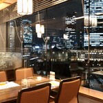 大志満 椿壽 - 窓の向こうは東京駅赤煉瓦駅舎が目の前に