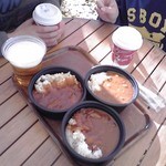 はな子カフェ - 雑穀ごはんのハヤシライス（手前、左）、雑穀ごはんの薬膳カレー（右）、生ビール、ホットココア