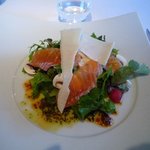 葉物野菜とニジマスの前菜