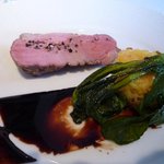 まんげん豚の主菜、手前はジャガイモと小松菜