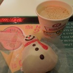 クリスピー・クリーム・ドーナツ - （2012/11月）「スノーマンチョコ」と「ホット　カフェラテ（S）」