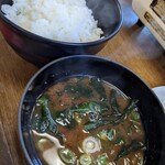 きまっちゃん - ランチのライス(中)とワカメと葱の赤出汁