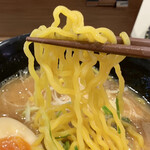 Hamazushi - 麺はスープがよく絡む「中太縮れ麺」ですね！