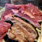 ジンギスカン 神保町 マカン - チョとレア気味に焼いたラム肉