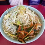 ラーメン二郎 - 小豚野菜からめニンニク少な目