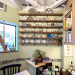 うつわカフェ 茶箪笥 - 2階席のプレートが並ぶ壁面