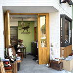 うつわカフェ 茶箪笥 - お店の入口　カフェは靴を脱いで上がります。2階席は手摺り付き階段で。