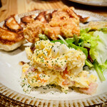 大阪王 - 玉子たっぷりで手作りっぽい旨ポテサラ。奥のサラダもまあまあ量がある。